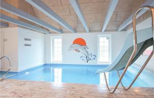 ブラーバンドにあるAwesome Home In Blvand With Sauna, Wifi And Indoor Swimming Poolのイルカの壁画が壁に施された部屋