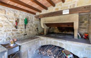 una chimenea de piedra en una cocina con fregadero en C Di Cerchione, en Pieve Santo Stefano