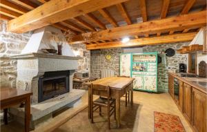 cocina con chimenea de piedra y mesa de madera en C Di Cerchione, en Pieve Santo Stefano