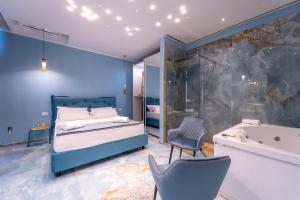 - une chambre avec un lit, une baignoire et une chaise dans l'établissement Suite Acquamarina Relais Stapane, à Gallipoli