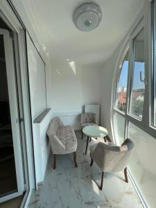 a room with two chairs and a table and a window at Apartman Aranđelovac in Arandjelovac