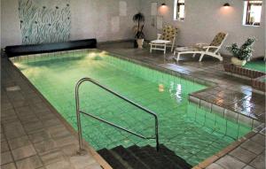 una piscina de agua verde en un edificio en Frgegaard en Arup