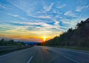 een lege snelweg met de zonsondergang op de achtergrond bij KampenZeit Loft mit traumhaftem Panoramablick in Aschau im Chiemgau