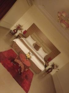 widok z góry na pokój z łóżkiem w obiekcie ركن فينيسيا للشقق المخدومة w mieście Ha'il
