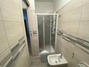 a bathroom with a sink and a mirror at Casaiole2023 in Taranto