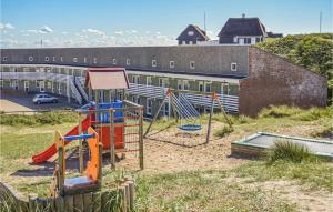 um parque infantil em frente a um edifício em Cozy Apartment In Ringkbing With Kitchen em Ringkøbing