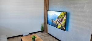 uma sala de estar com uma televisão pendurada numa parede em Apartmán 604 em Vrbno pod Pradedem