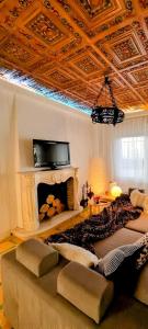 sala de estar con techo artesonado y sofá en LA CASILLA en Cájar
