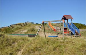 um parque infantil com um escorrega na areia numa colina em Cozy Apartment In Ringkbing With Kitchen em Ringkøbing