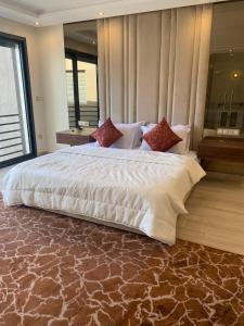 een groot wit bed in een kamer met een raam bij Incantevole villa Safi Sidi Bouzid near beach in Safi