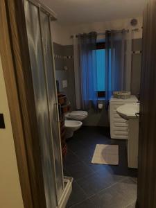 łazienka z toaletą, umywalką i prysznicem w obiekcie Casa Rodi w mieście Siror
