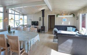 Nørre VorupørにあるNice Home In Thisted With 4 Bedrooms And Wifiのリビングルーム(テーブル、ソファ付)