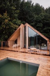 una casa con piscina frente a ella en Casa Friendly avec sa piscine chauffée …, en Les Croix Chemins