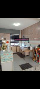 cocina con mesa y encimera en Homestay Anak Kito@Teluk Kemang Port Dickson, en Port Dickson