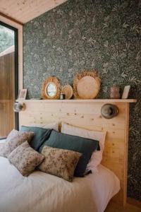 een slaapkamer met een bed met een houten hoofdeinde bij Casa Friendly avec sa piscine chauffée … in Les Croix Chemins