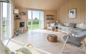 FjerritslevにあるAmazing Home In Fjerritslev With 3 Bedrooms, Sauna And Wifiのリビングルーム(ソファ、テーブル付)
