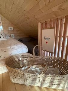 a room with a bed and a basket in a room at Casa Friendly avec sa piscine chauffée … in Les Croix Chemins