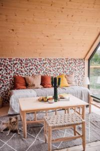 een woonkamer met een tafel en een bank bij Casa Friendly avec sa piscine chauffée … in Les Croix Chemins