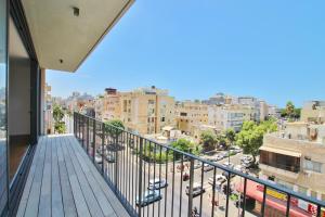 balcón con vistas a la ciudad en beautiful 2 bed rooms apartment on the beach, en Tel Aviv