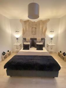 een slaapkamer met een groot bed en twee lampen bij Harzperle 2 II zentrales 3 Zi Apartment II Familien in Bad Harzburg