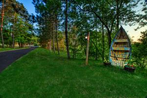 een klein huis in het gras naast een weg bij Edgewater Resort in Iron Mountain