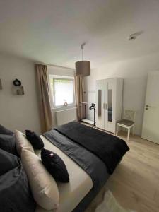 een slaapkamer met een bed met twee kussens erop bij Harzperle 2 II zentrales 3 Zi Apartment II Familien in Bad Harzburg