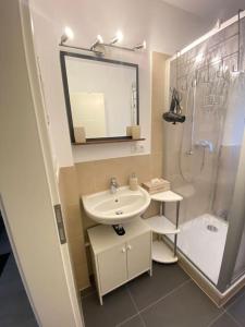 y baño con lavabo y ducha. en feelgood Apartments - Perle 2 - Ferienwohnung Harzperlen, en Bad Harzburg