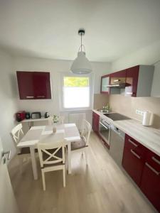 a kitchen with a table and a white table and chairs at Harzperle 2 II zentrales 3 Zi Apartment II Familien in Bad Harzburg