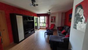 ein Wohnzimmer mit Sofa und Fernseher in der Unterkunft Diana´s Luxury Apartment in Torrejón de Ardoz