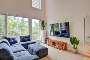 uma sala de estar com dois sofás azuis e uma televisão em TripMontreal 302 em Montreal
