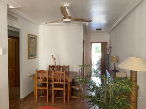 ein Esszimmer mit einem Deckenventilator sowie einem Tisch und Stühlen in der Unterkunft Discover perfect beach Apartment, only 300m away in Vera