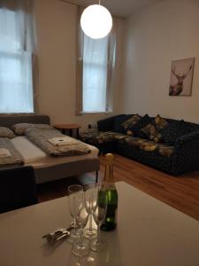 een woonkamer met een tafel met wijnglazen erop bij CozyNite Premium Apartment Hauptbahnhof 1+2 in Wenen