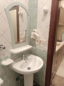 uma casa de banho com um lavatório e um espelho em الناصر em Jeddah