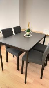 een tafel met twee glazen en een fles wijn bij CozyNite Premium Apartment Hauptbahnhof 1+2 in Wenen