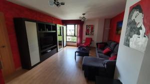 ein Wohnzimmer mit Sofa und Fernseher in der Unterkunft Diana´s Luxury Apartment in Torrejón de Ardoz