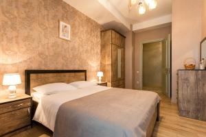 um quarto com uma cama grande num quarto em The Urban Retreat em Tbilisi