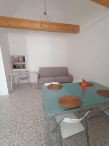ein Wohnzimmer mit einem blauen Tisch und einem Sofa in der Unterkunft Sull'arco della Gnostra in Noci