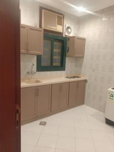 uma cozinha com um lavatório e um micro-ondas em الناصر em Jeddah