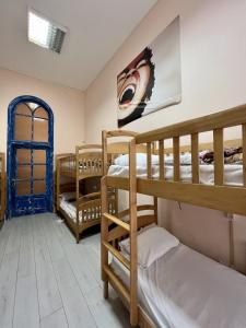 una stanza con tre letti a castello in una stanza di Dja Hostel a Kiev