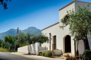 una casa blanca con montañas al fondo en Al Cantuccio, en Castelluzzo