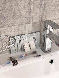 TaldykolʼにあるKorkem 5 apartmentsの洗面台の上に置いた歯ブラシと歯磨き粉