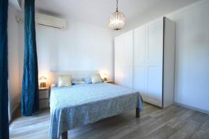 um quarto com uma cama com um cobertor azul em Le Madrilien & Terrasse & Clim & 400M Croisette em Cannes