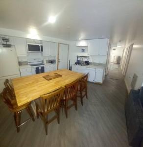 雷克斯堡的住宿－New Appartment，一个带木桌和椅子的大厨房