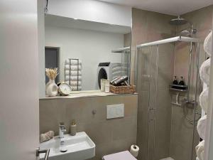 y baño con lavabo y ducha. en Fabulous 2 Room City Apartment - 60 qm - Contactless Check-in, en Hannover