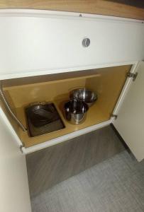 雷克斯堡的住宿－New Appartment，橱柜上放着碗和锅