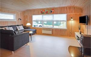 Nørre VorupørにあるNice Home In Thisted With 3 Bedrooms, Sauna And Wifiのリビングルーム(ソファ、テレビ付)