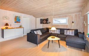 Nørre VorupørにあるNice Home In Thisted With 3 Bedrooms, Sauna And Wifiのリビングルーム(ソファ、テーブル付)