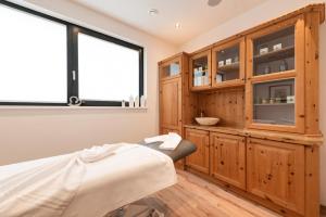 Łóżko lub łóżka w pokoju w obiekcie Hotel Alpenkönigin - Sommer Silvretta Premium Card inklusive