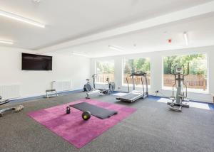 een fitnessruimte met loopbanden en fitnessapparatuur in een kamer bij Loch Ness Highland Resort Pods in Fort Augustus