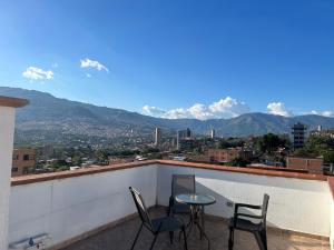 una mesa y sillas en un balcón con montañas en Medellin Hermoso apartamento, en Medellín